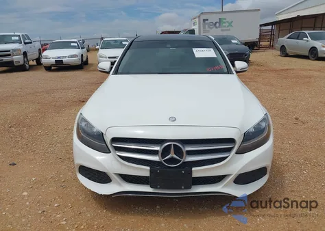 2017 Mercedes-Benz C 300 Luxury/Sport z USA, uszkodzony, nr VIN 55SWF4JB6HU199101